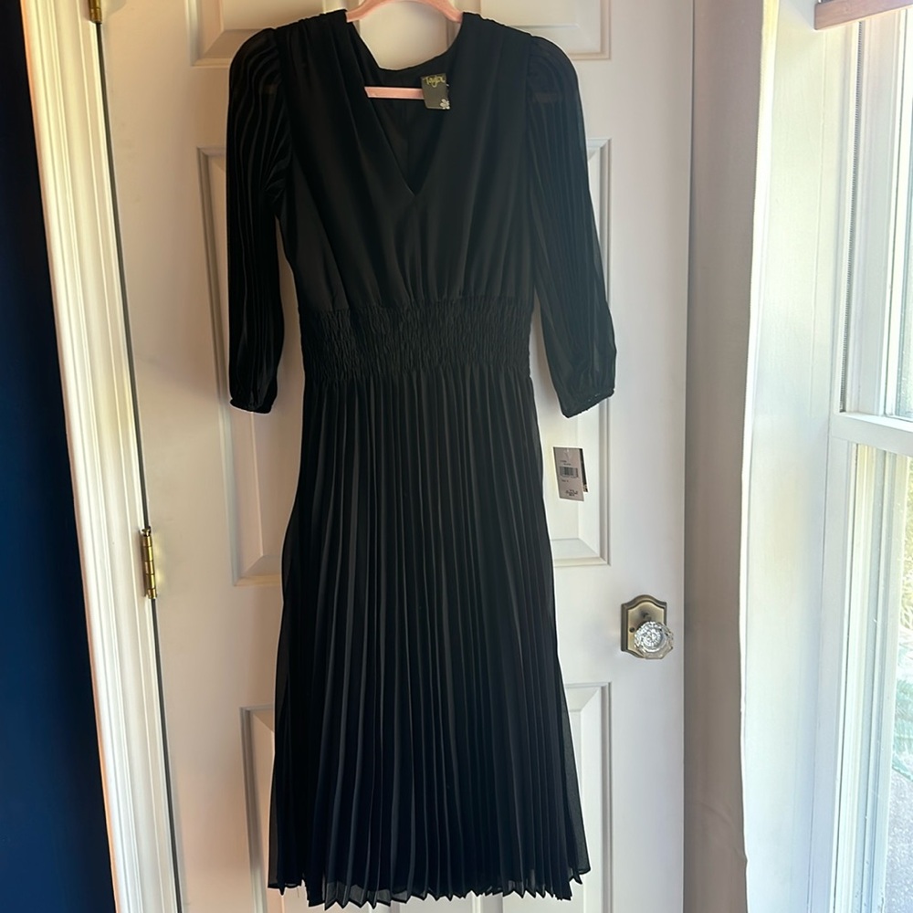 Taylor midi length back pleated dress size 6 New
